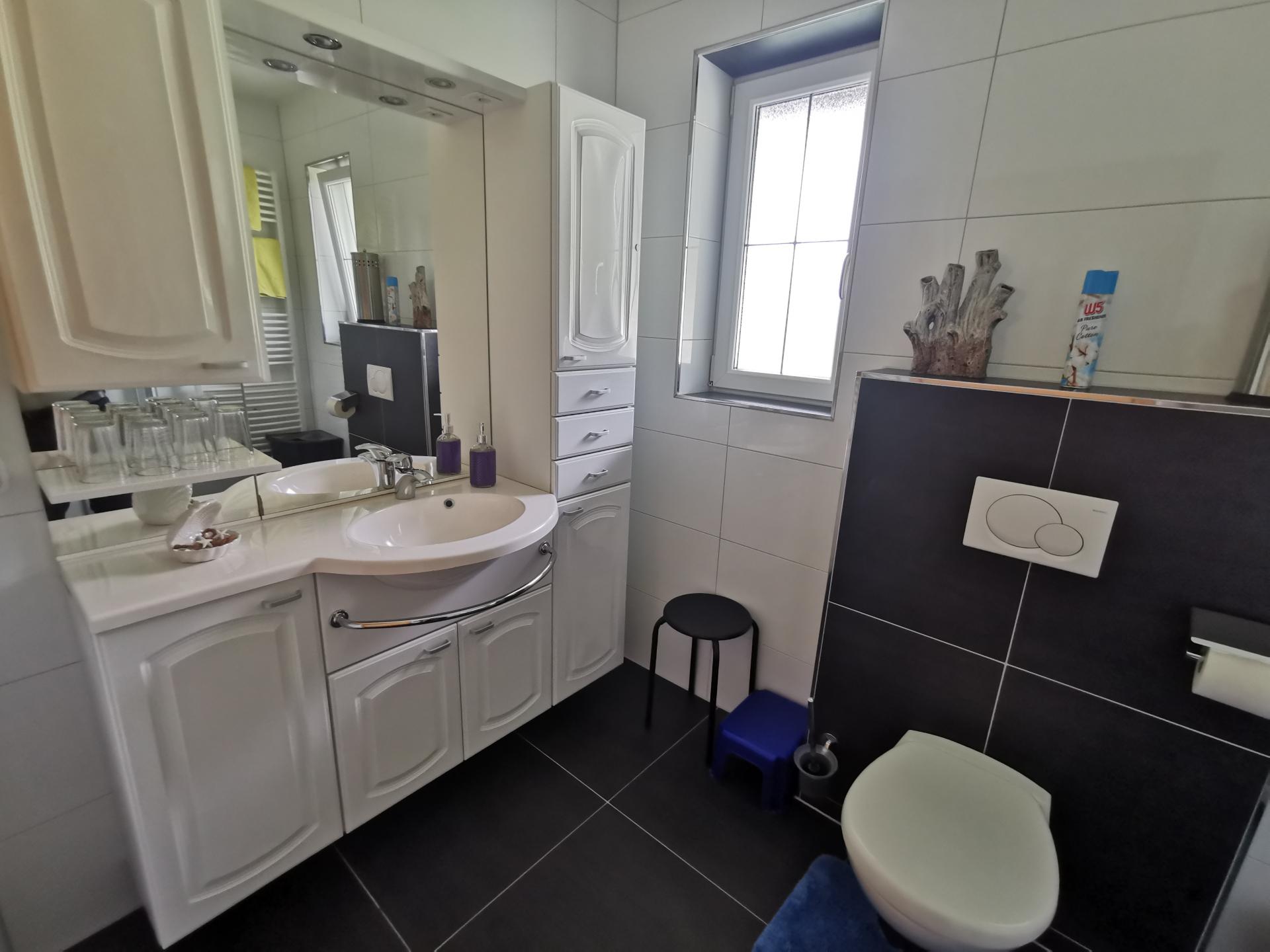 Badezimmer mit Dusche – Ferienwohnung Umhausen