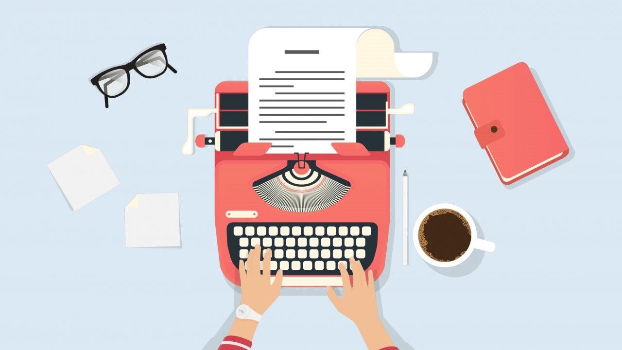 Urlaubsanfrage senden: Schreibtisch mit Laptop und Notizblock